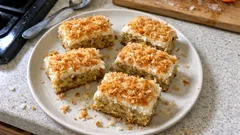 Saftiger Kokosblechkuchen: Nuss-Orangen-Teig mit goldener Kokoskruste