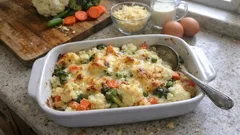 Gemüsegratin mit Blumenkohl: so wird’s cremig, würzig und oben goldbraun