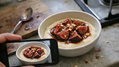 Cremiger Vollkorn-Grießbrei mit Feigen in Vanille-Trauben-Sud – so einfach geht’s