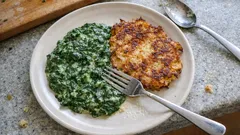 Kartoffel-Rösti mit Rahmspinat: knusprig aus der Pfanne, cremig dazu