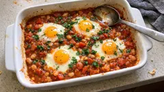 Shakshuka aus dem Ofen: würzige Tomaten-Paprika-Sauce mit Bohnen und perfektem Ei