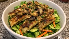 Maultaschensalat mit Champignons – warm angebraten, frisch serviert