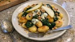 Gnocchi mit Spinat, Birne & Gorgonzola – so werden sie zu Hause schön zart