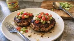 Saftige Frikadellen mit Sellerie-Tomaten-Salsa – frisch, würzig und unkompliziert