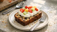 Irischer Früchtekuchen mit Trockenobst – saftig gebacken, serviert mit Sahne-Quark-Creme