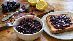 Brombeerkonfitüre mit Cassis – intensives Aroma, mit Honig gesüßt und mit Agar-Agar geliert