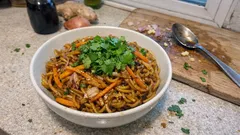 Gebratene Asia-Nudeln im Wok: Mie-Nudeln mit Möhren, Ingwer und Koriander