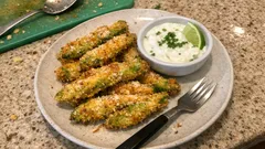 Knusprige Avocado-Pommes aus der Heißluftfritteuse – mit Limetten-Joghurt-Dip