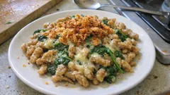 Babyspinat-Spätzle-Pfanne mit Käse und Röstzwiebeln – schnell und richtig gemütlich