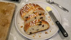 Fluffiger Dinkel-Hefezopf mit Rosinen – gelingt mit diesen Gehzeiten ganz entspannt