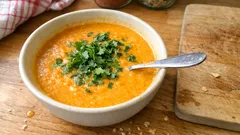 Ayurvedische Möhren-Apfel-Kokos-Suppe – cremig, mild und in einem Topf gekocht