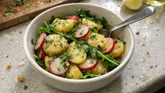 Kartoffel-Radieschen-Salat mit warmer Brühe-Marinade – frisch, vegan und richtig saftig