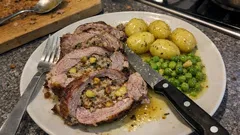 Gefüllter Kalbsbraten aus dem Ofen – mit Pistazienfüllung und Zitronenbutter
