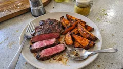 Grillsteak mit knusprigen Süßkartoffel-Wedges – mit Blanchier-Trick extra kross