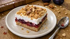 Streuselkuchen mit Pflaumen vom Blech – mit Baiser und knusprigen Mandelstreuseln