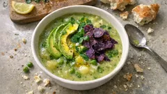 Cremige Kartoffel-Gemüsesuppe mit Avocado – mit knusprigen lila Kartoffelchips