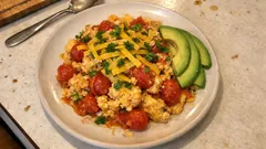 Tomaten-Rührei mit Avocado und Cheddar – warmes Frühstück, das in 10 Minuten fertig ist