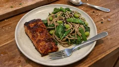 Miso-Lachs aus dem Ofen – außen karamellisiert, innen saftig (mit Soba-Salat)