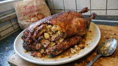 Gefüllte Gans aus dem Ofen: mit Äpfeln, Kräutern und Calvados schön saftig