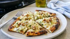 Kraut-Flammkuchen mit Walnüssen: knusprig aus dem Ofen, ganz ohne Hefe
