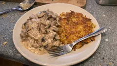 Geschnetzeltes mit Rösti: cremige Pilzsauce und knusprige Rösti aus Kartoffeln vom Vortag
