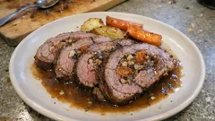 Gefüllte Lammkeule aus dem Ofen: mit Trockenobst, Walnüssen und kräftiger Bratensauce