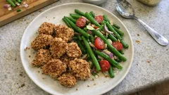 Glutenfreie Chicken Nuggets mit Quinoa-Kruste – dazu ein schneller Bohnensalat