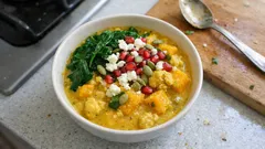 Cremiges Blumenkohl-Kürbis-Curry: Ofenkürbis, Kokos und Feta in einem Topf