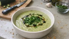 Cremige vegane Zucchinisuppe in 25 Minuten – mit nussigem Öl-Finish