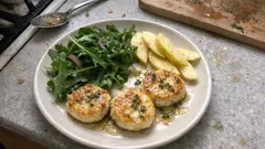 Gebackene Ziegenkäsetaler auf Löwenzahnsalat – mit Apfel, Honig & Thymian