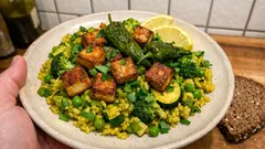 Grüne Paella mit Tofu aus der Pfanne – würzig, sämig und voll Gemüse