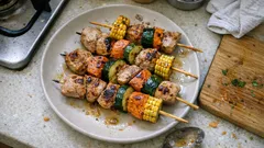 Puten-Gemüse-Spieße vom Grill: mit Süßkartoffel, Zucchini und Zitronen-Knoblauch