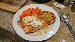 Gebratener Lachs mit Weißweinsauce – cremig, fein säuerlich und schnell gemacht