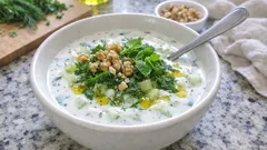 Kalte Gurken-Joghurtsuppe mit Dill und Walnüssen – perfekt für heiße Tage