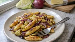 Knusprige Schupfnudeln mit Spitzkohl und roten Zwiebeln – vegetarisch aus der Pfanne