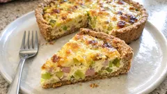 Lauch-Quiche mit Dinkelboden: cremig, herzhaft und ideal fürs Abendessen