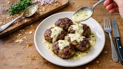 Saftige Rinderfrikadellen mit Kräutern – dazu eine schnelle Zitronen-Crème-fraîche-Sauce