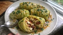 Vegetarische Kohlrouladen mit Hirse und Schafskäse – sanft geschmort im Topf