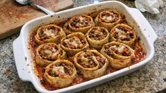 Herzhafte Nudelrollen aus dem Ofen – mit würziger Hackfleisch-Tomatensauce und Dinkelteig