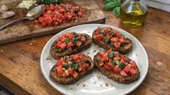 Vegane Bruschetta mit Tomaten & Basilikum – schnell gemacht und richtig aromatisch
