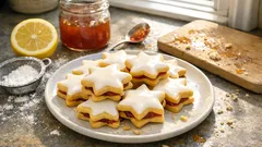 Zitronensterne mit Quittengelee: zarte Doppelkekse mit glänzendem Zitronenguss