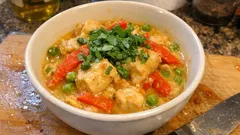 Schnelles Chicken Curry mit Kokosmilch, Paprika und Erbsen – in 20 Minuten fertig