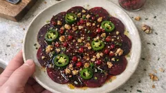 Rote-Bete-Carpaccio mit Walnüssen – schnell vorbereitet, mit Honig-Balsamico-Dressing
