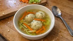 Gemüsesuppe mit Klößchen: klare Brühe, feines Gemüse und zarte Einlage