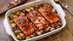 Ofenlachs mit Harissa-Kartoffeln: ein unkompliziertes Blechgericht, das immer saftig wird