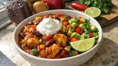 Chili con Carne mit Hähnchen – schnell aus einem Topf, mit frischem Avocado-Topping