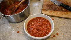 Klassische Tomatensauce aus Dosentomaten – sämig, aromatisch und leicht vorbereitet