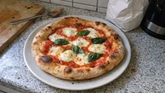 Pizza Margherita wie beim Italiener – mit Dinkel-Hefeteig und frischer Tomatensauce