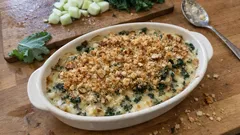 Kohlrabi-Grünkohl-Gratin aus dem Ofen – cremig in Käsesauce, knusprig mit Haselnusskruste
