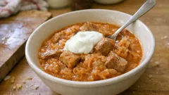 Omas Szegediner Gulasch aus dem Schmortopf – würzig, cremig und schön deftig